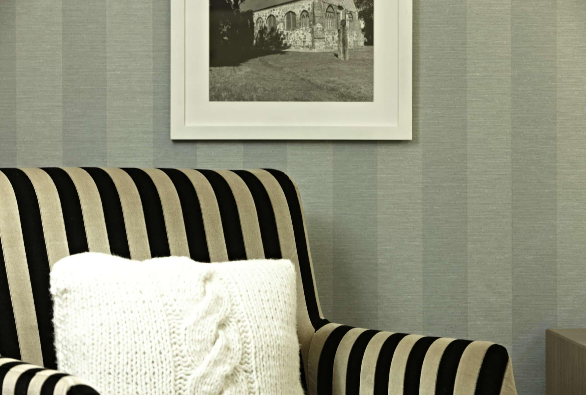 스타이겐베르거 그랜드호텔 앤 스파 헤링스도르프 제바트헤링스도르프 외부 사진 A chair with striped upholstery