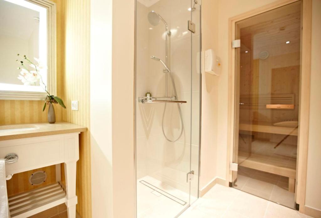 스타이겐베르거 그랜드호텔 앤 스파 헤링스도르프 제바트헤링스도르프 외부 사진 A shower enclosure
